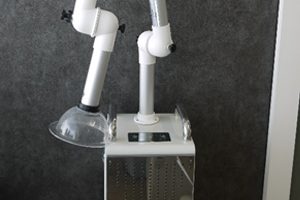 4台の口腔外バキュームで飛沫を吸引